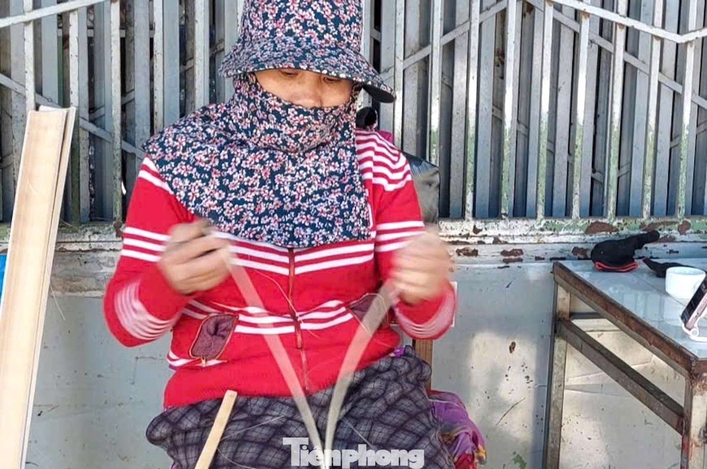 Có thâm niên hơn 30 năm trong nghề, bà Phạm Thị Nhạn (sinh năm 1975) cho biết, bà học nghề từ gia đình chồng và bắt đầu chẻ lạt từ năm 1987. Từ Phú Yên lên Đắk Lắk lập nghiệp, hai vợ chồng bà mang theo nghề này vào đây mưu sinh.