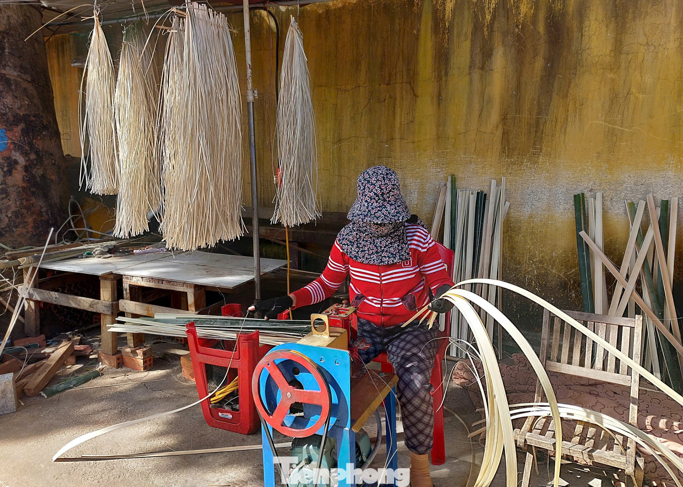 Nếu chẻ nan sẽ dùng máy chẻ, mỗi ngày gia đình bà Nhạn chẻ được cả trăm ống. Những tháng cận Tết đơn đặt hàng nhiều, làm không kịp, nhiều "mối" kêu nhưng bà đành lỡ hẹn .