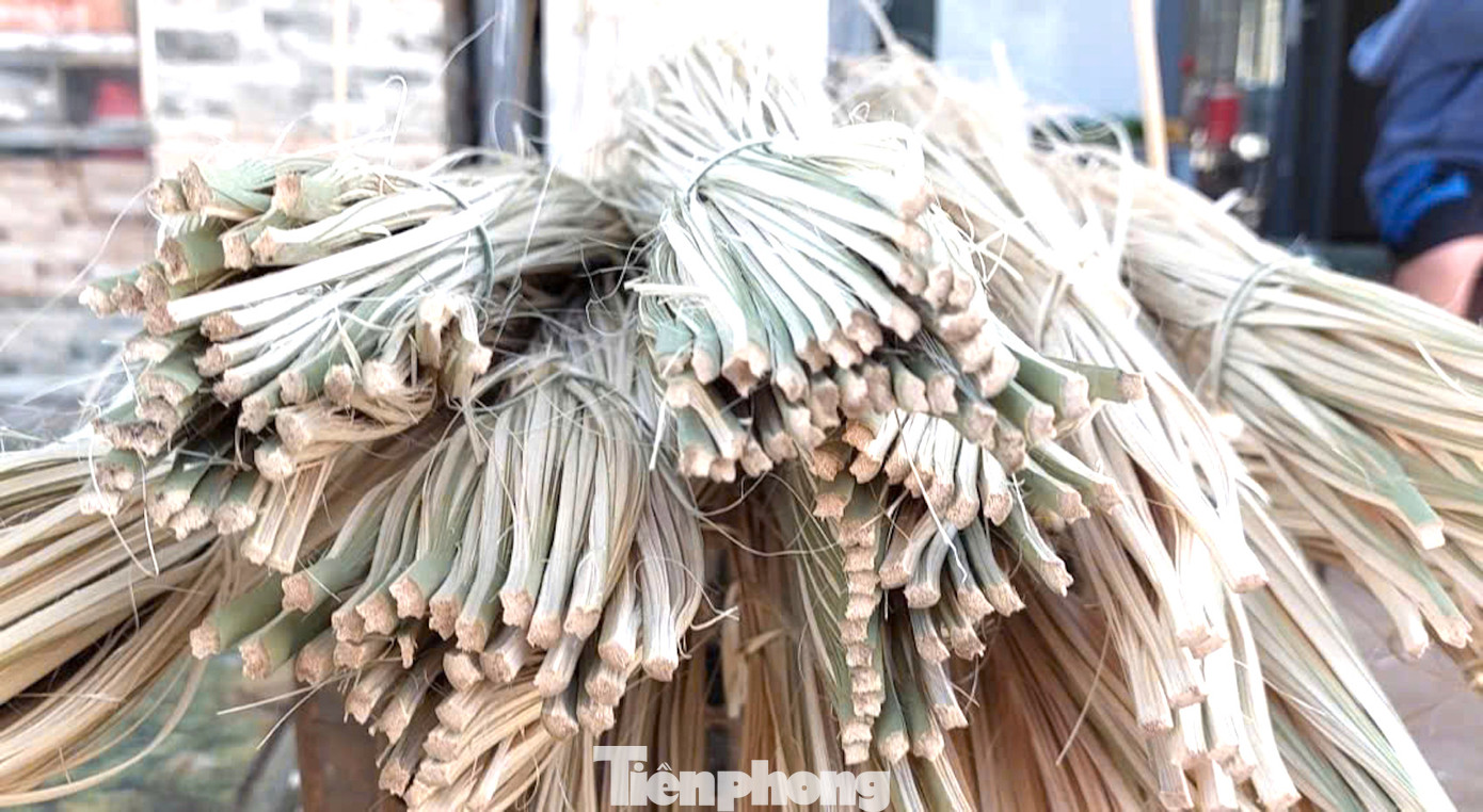 Trước kia, bà chỉ đi bán lẻ. Những năm gần đây, nhiều thương lái ở các tỉnh như Phú Yên, Bình Định, TPHCM, Gia Lai đến đặt sỉ nhiều. Có thời điểm họ nhập 2.000 ống.