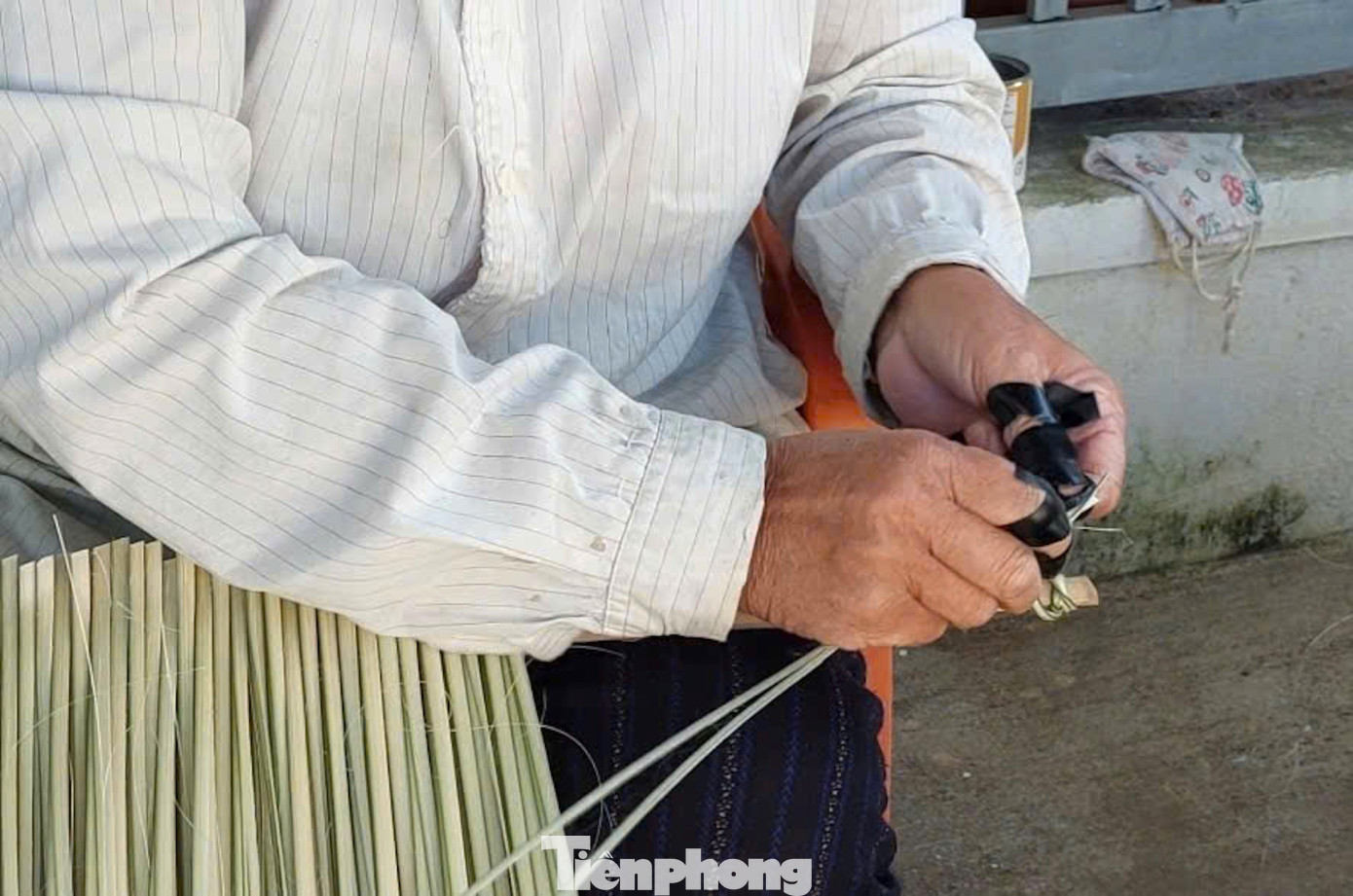 Nghề này làm khá kỳ công, thanh lồ ô sắc, mới đầu học chẻ, nhiều người thường bị đứt tay. Người thợ quấn băng keo vào các đầu ngón tay để khỏi mòn da tay.