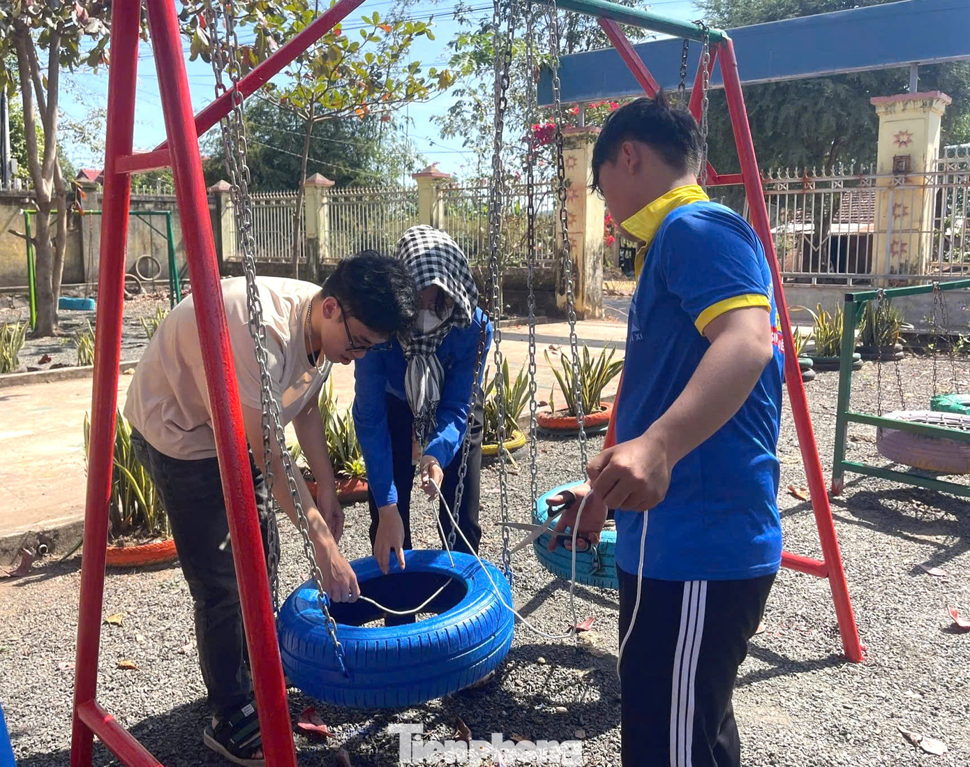 Thanh niên sơn sửa lại các công trình của trường Thanh niên sơn sửa lại các công trình của trường