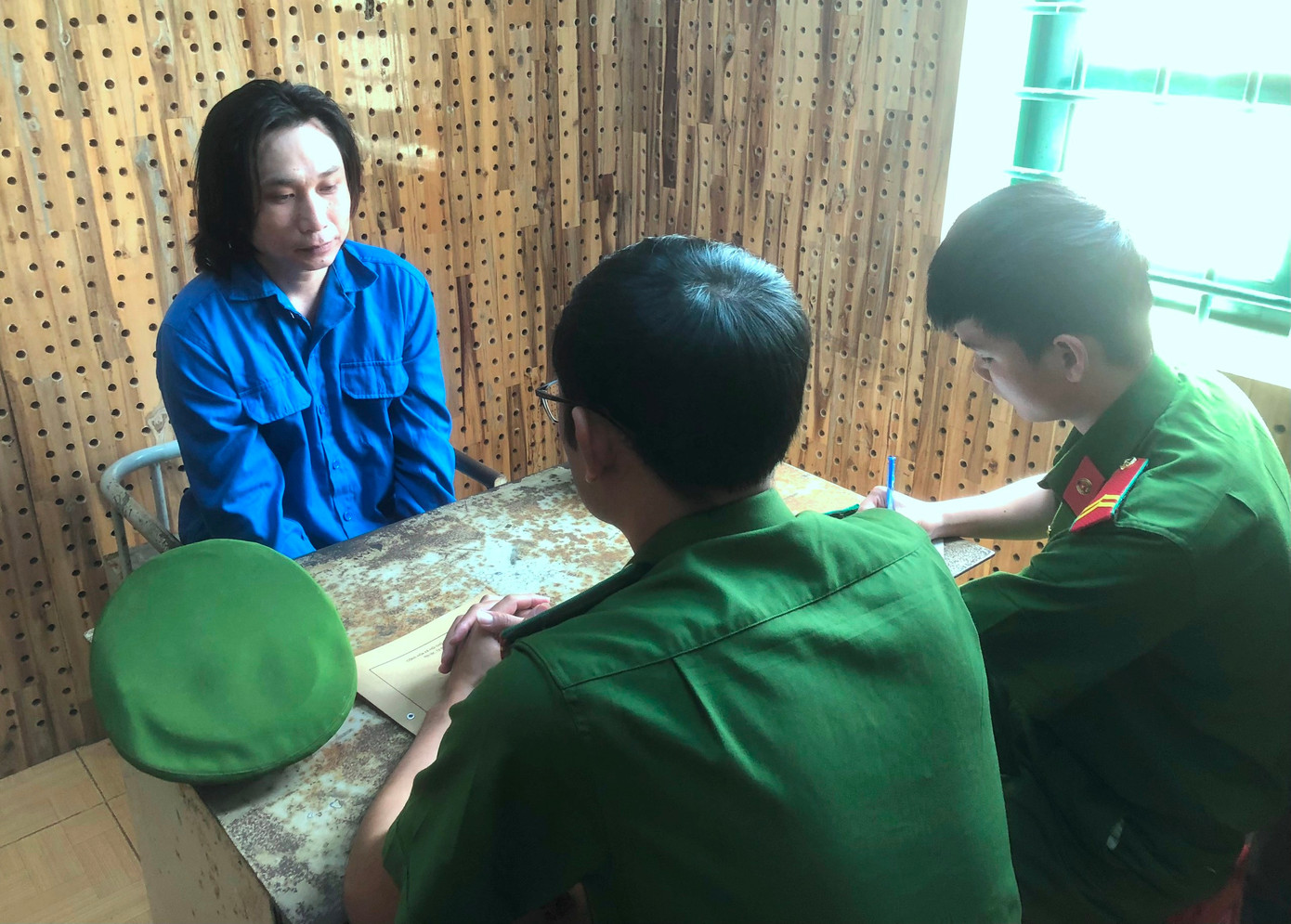 Đối tượng Hoàng Công Trường tại cơ quan điều tra Đối tượng Hoàng Công Trường tại cơ quan điều tra