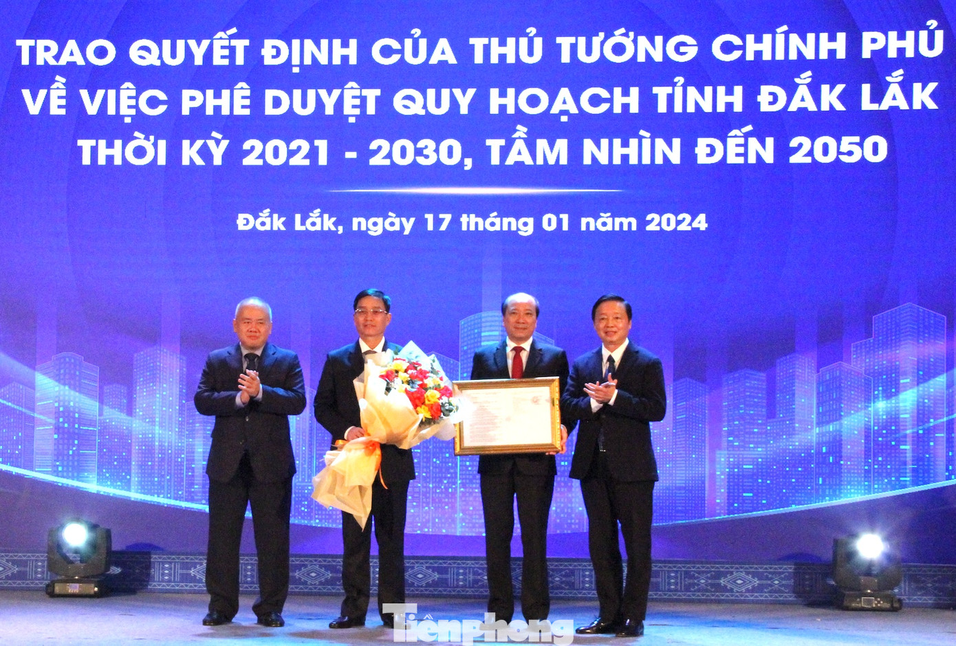 Phó Thủ tướng Trần Hồng Hà trao công bố quy hoạch cho lãnh đạo tỉnh Đắk Lắk.