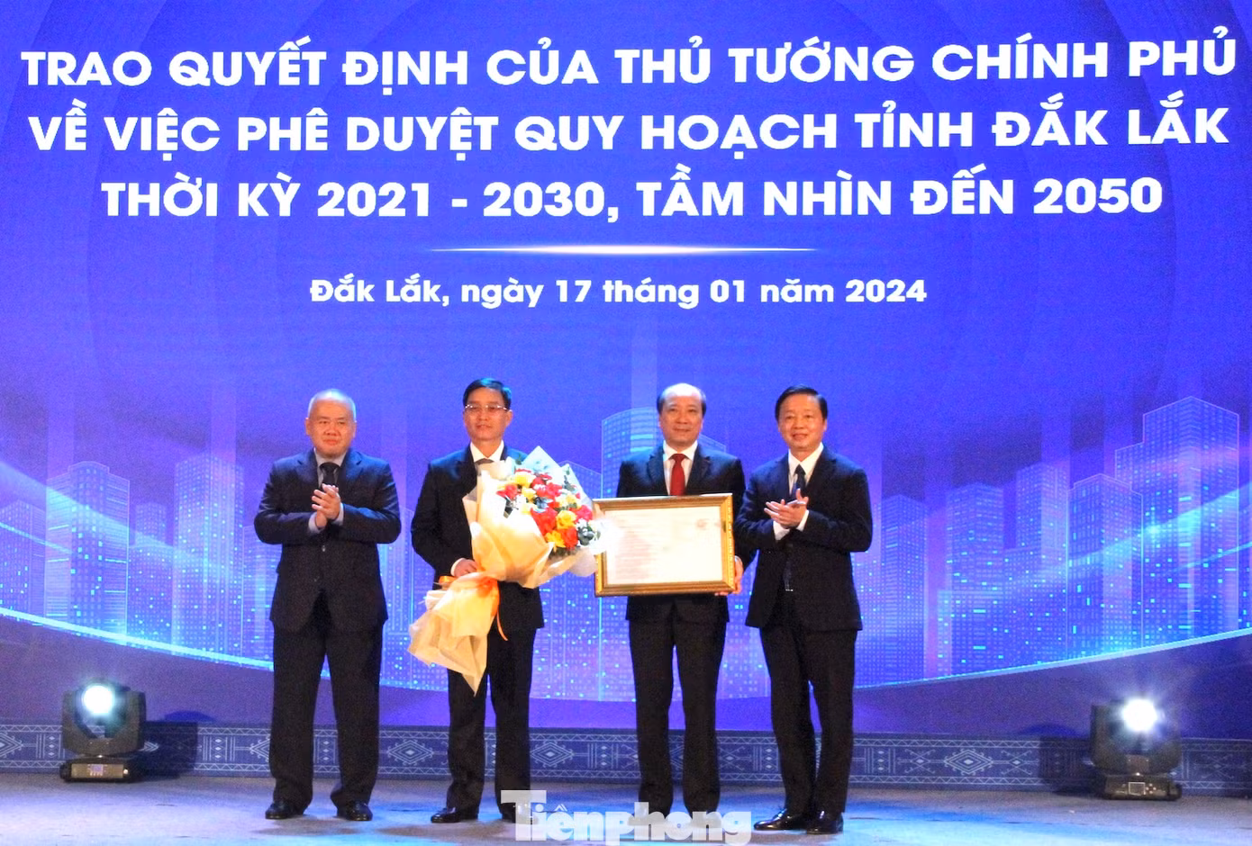 Phó Thủ tướng Trần Hồng Hà trao công bố quy hoạch cho lãnh đạo tỉnh Đắk Lắk. Phó Thủ tướng Trần Hồng Hà trao công bố quy hoạch cho lãnh đạo tỉnh Đắk Lắk.