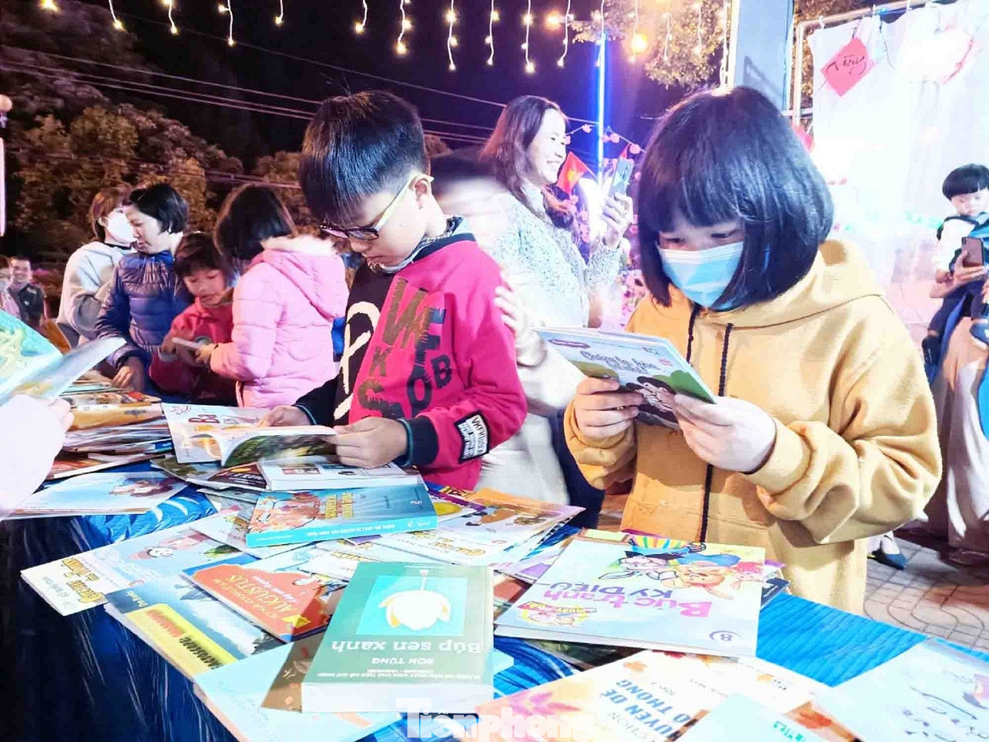 Nhiều học sinh thích thú đọc sách tại chương trình