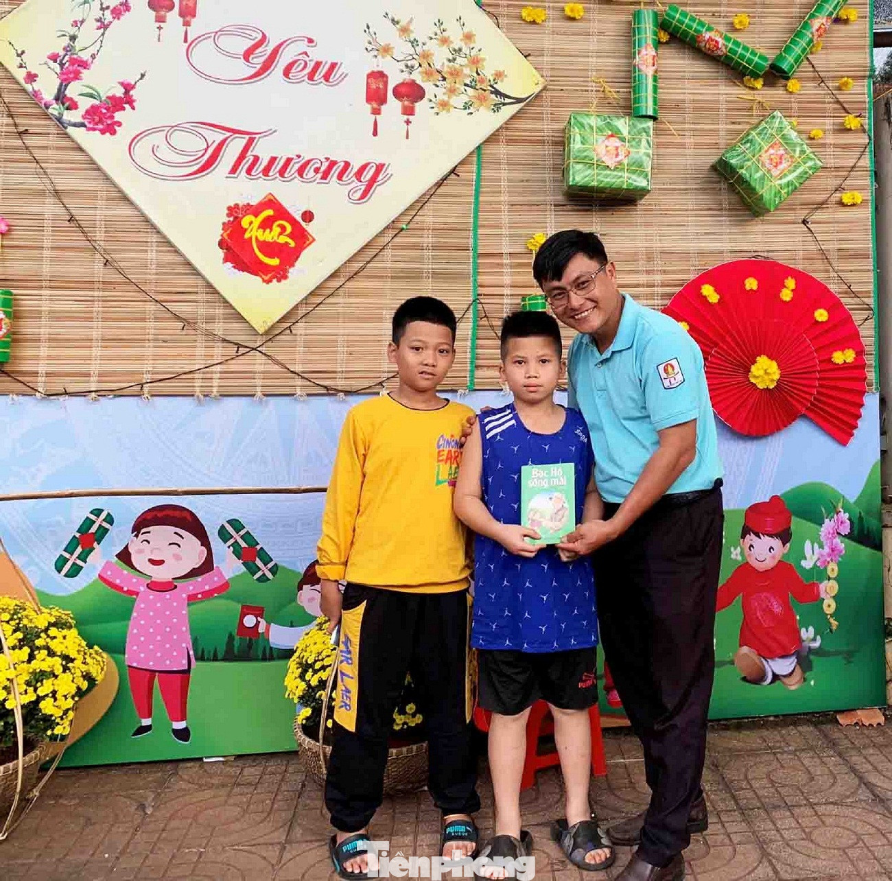 Nhiều học sinh thích thú với món quà ý nghĩa đầu năm mới