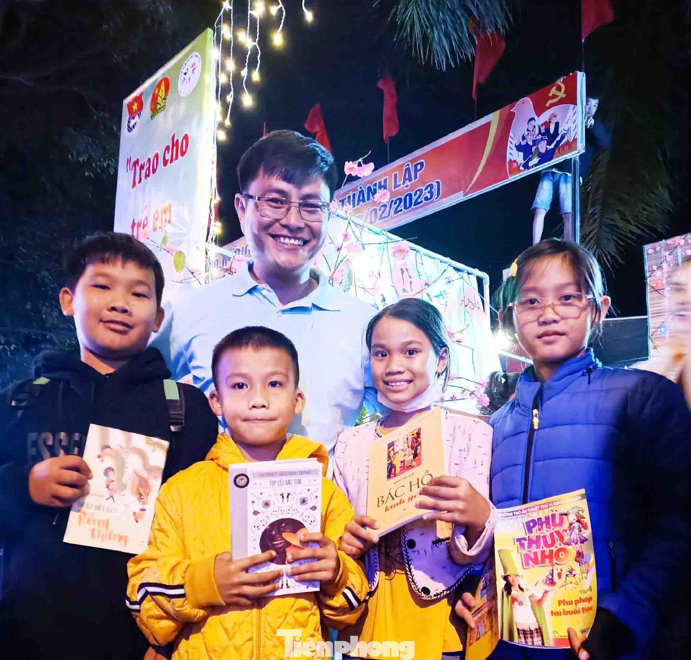 Học sinh các cấp trên địa bàn huyện đến nhận sách lì xì