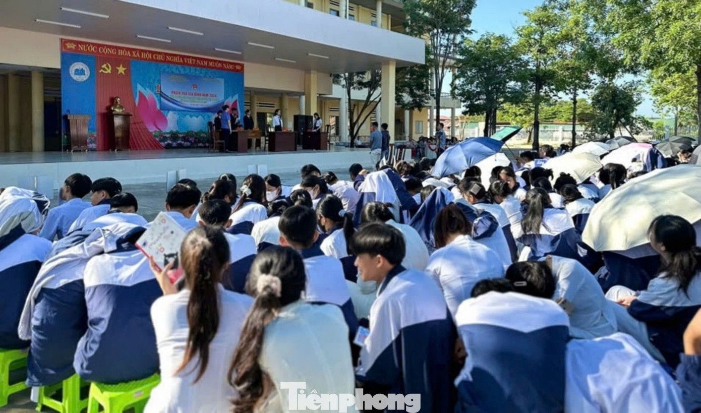 Học sinh tham dự phiên toà giả định