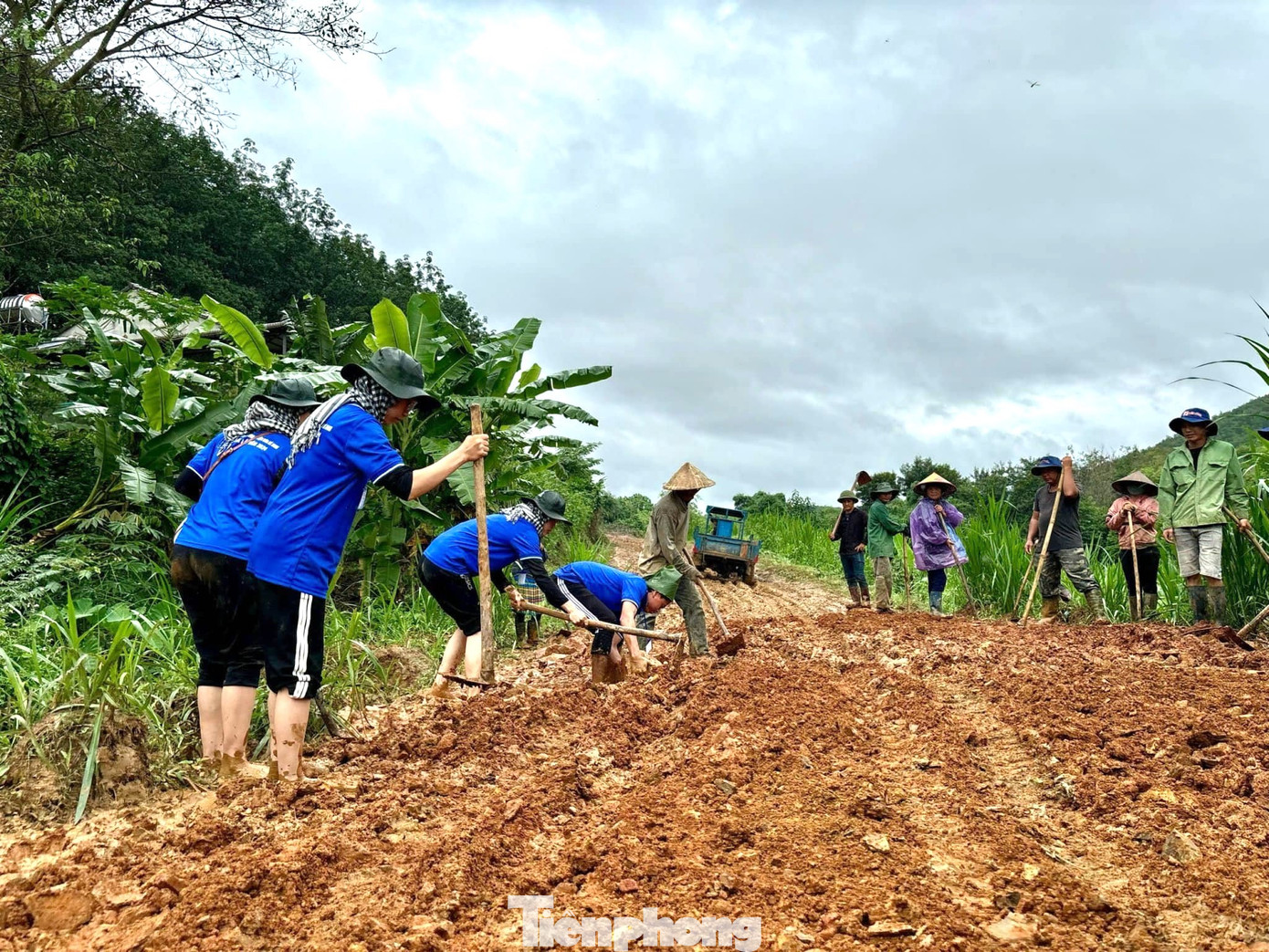 Phó Bí thư thường trực Tỉnh Đoàn ghi nhận những cố gắng, nỗ lực của các chiến sĩ tình nguyện đã vượt qua khó khăn về thời tiết, điều kiện vật chất để thực hiện tốt nhất các nhiệm vụ, công trình, phần việc được phân công.