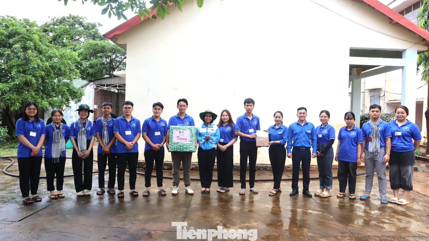 Tại mặt trận huyện Cư M'gar, chị H'Giang Niê - Bí thư Tỉnh Đoàn, Chủ tịch Hội sinh viên Việt Nam tỉnh Đắk Lắk đã đến hỏi thăm tình hình sức khỏe, động viên và nắm bắt những thuận lợi, khó khăn trong quá trình các chiến sĩ tham gia tình nguyện tại địa phương.