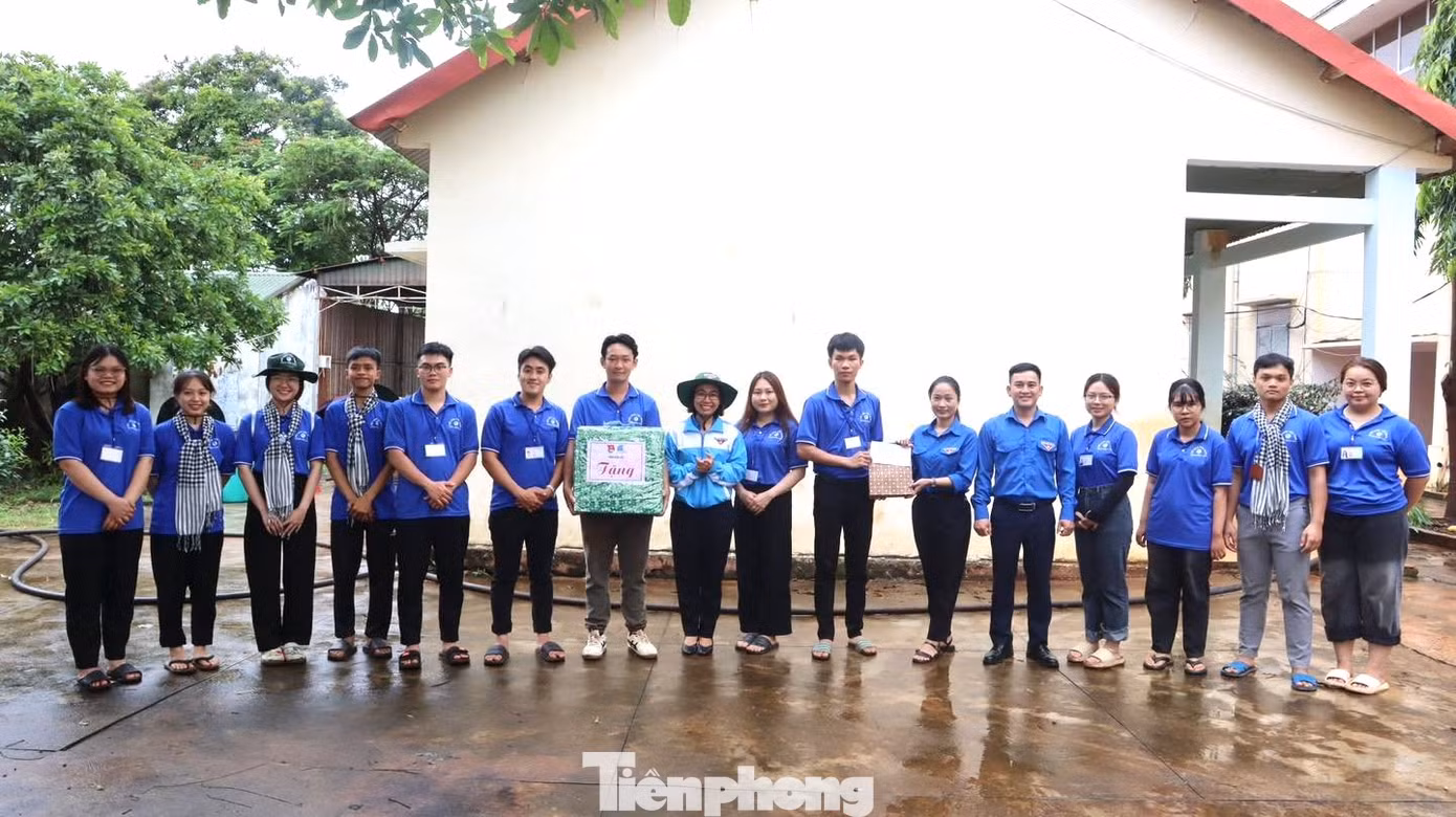 Tại mặt trận huyện Cư M'gar, chị H'Giang Niê - Bí thư Tỉnh Đoàn, Chủ tịch Hội sinh viên Việt Nam tỉnh Đắk Lắk đã đến hỏi thăm tình hình sức khỏe, động viên và nắm bắt những thuận lợi, khó khăn trong quá trình các chiến sĩ tham gia tình nguyện tại địa phương.