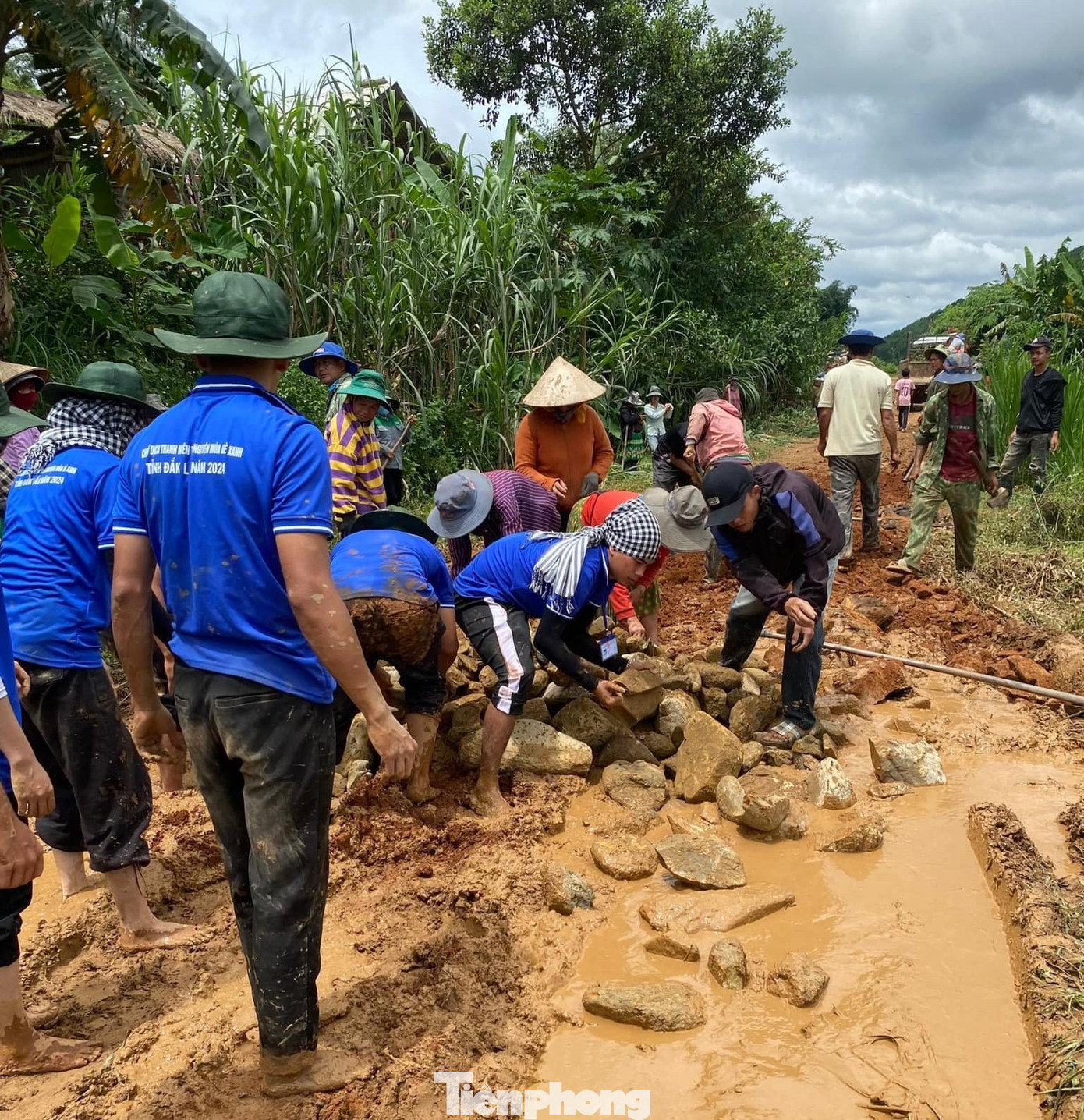 Anh Y Lê Pas Tơr mong muốn các chiến sĩ phát huy hơn nữa tinh thần xung kích, tình nguyện, trách nhiệm để hoàn thành xuất sắc các nội dung của chiến dịch. Tạo được sự gắn bó, kết nối với các em thiếu nhi, các bạn đoàn viên thanh niên và bà con nhân dân tại địa phương.