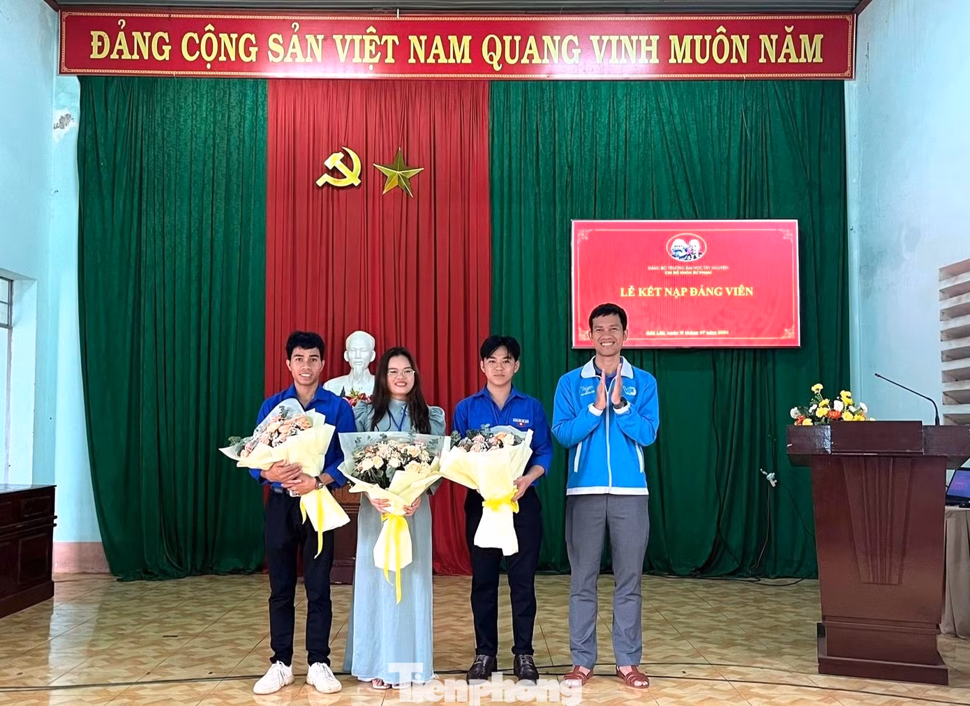 Mới đây, tại UBND xã Cư Pơng, huyện Krông Búk, Chi bộ khoa Sư phạm, Trường ĐH Tây Nguyên đã tổ chức Lễ kết nạp đảng viên mới cho 3 sinh viên ưu tú đang là chiến sĩ tình nguyện "Mùa hè xanh" tại mặt trận huyện Krông Búk.