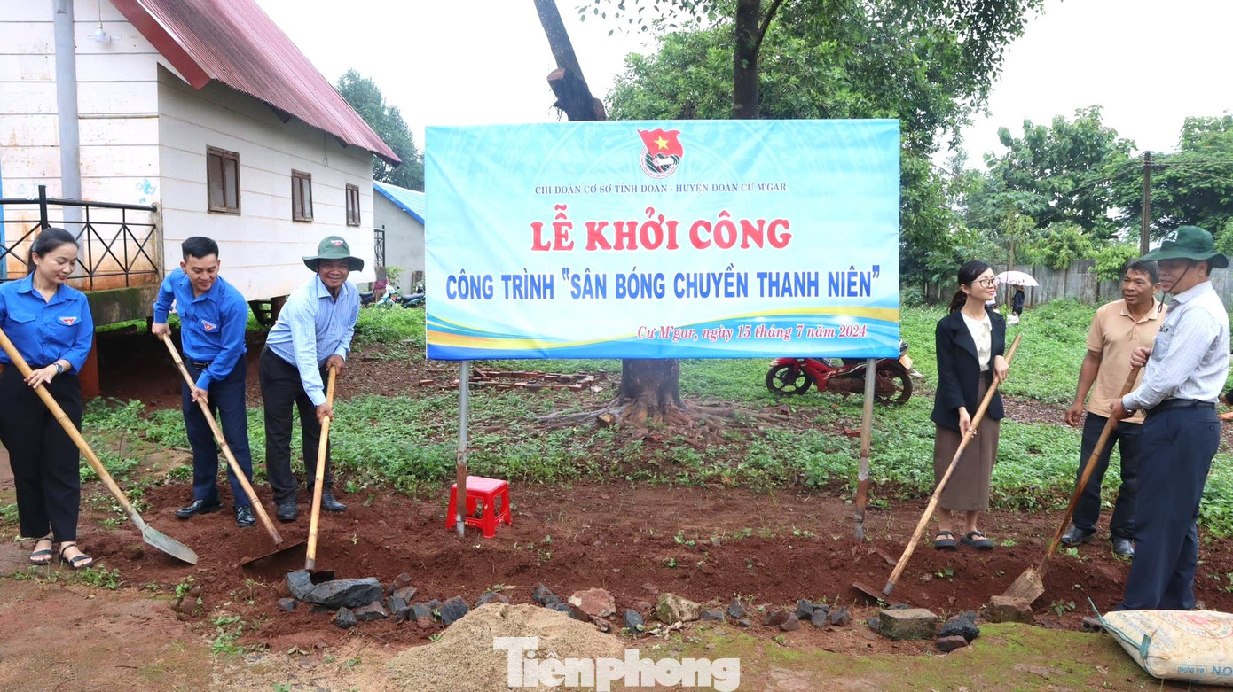 Huyện Đoàn khởi công công trình “Sân bóng chuyền thanh niên” tại buôn Ayun; Trao tặng mô hình “Vườn cây sinh kế” với 30 giống cây sầu riêng cho 5 hộ gia đình, thanh niên có hoàn cảnh khó khăn trên địa bàn xã...