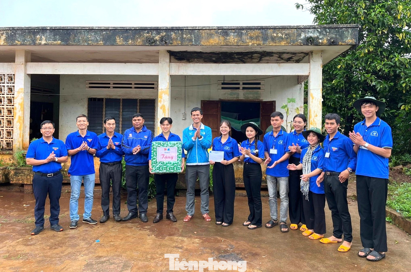 Dịp này, anh Y Lê Pas Tơr - Phó Bí thư thường trực Tỉnh Đoàn, Chủ tịch Hội LHTN Việt Nam tỉnh Đắk Lắk đã đến thăm, tặng quà đội hình thanh niên tình nguyện Mùa hè xanh tại huyện Krông Búk.