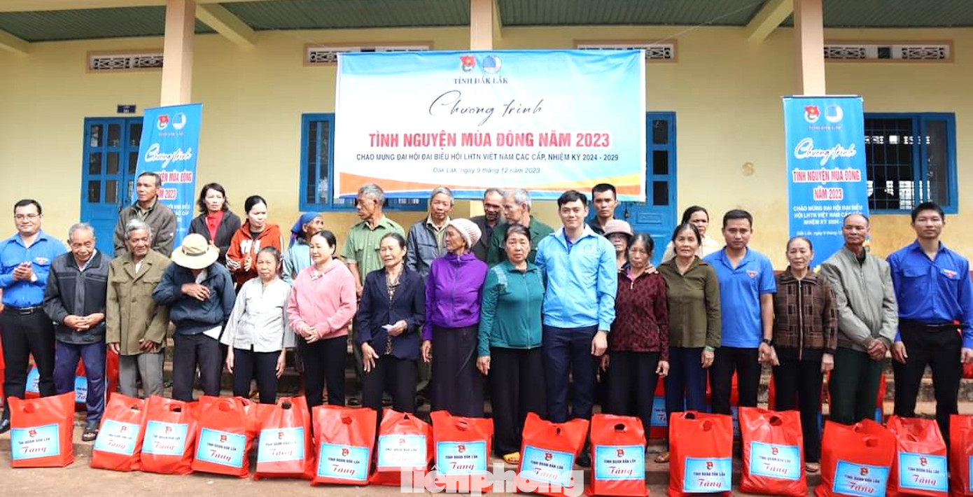 Các hộ gia đình chính sách, gia đình khó khăn nhận quà tại chương trình Các hộ gia đình chính sách, gia đình khó khăn nhận quà tại chương trình