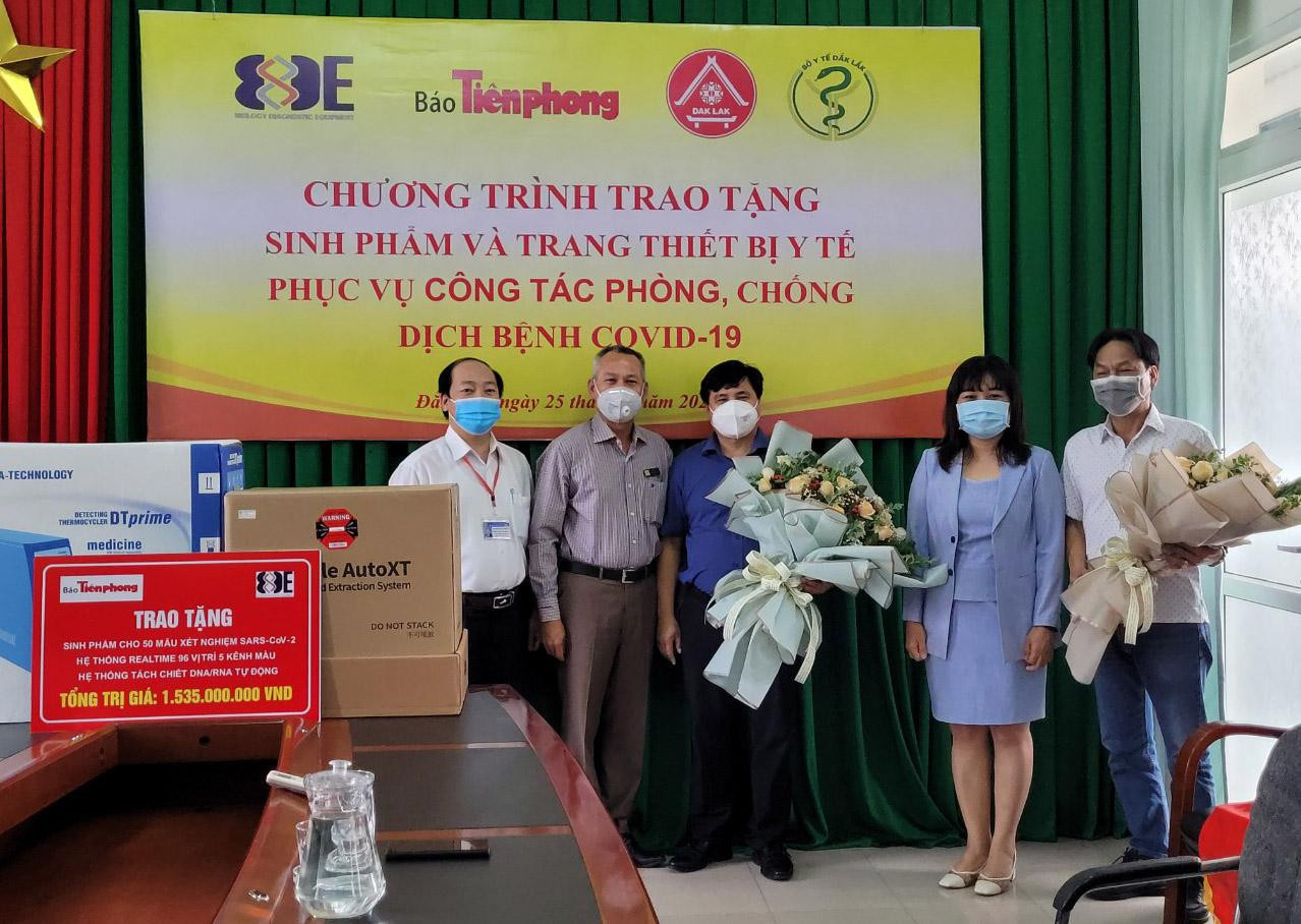 Đại diện lãnh đạo tỉnh tặng hoa cho đại diện Báo Tiền Phong và Công ty thiết bị B.D.E Đại diện lãnh đạo tỉnh tặng hoa cho đại diện Báo Tiền Phong và Công ty thiết bị B.D.E