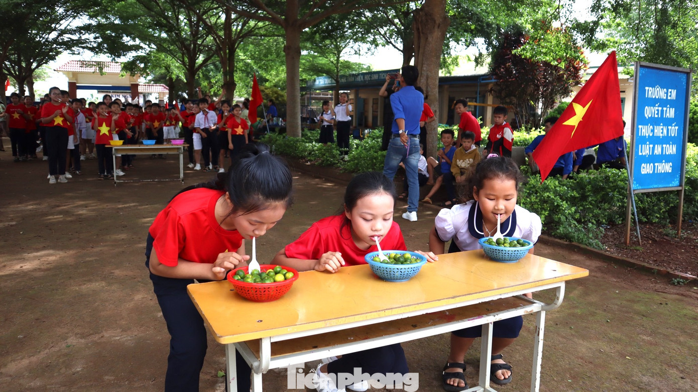 Các em thiếu nhi tham gia trò chơi dân gian