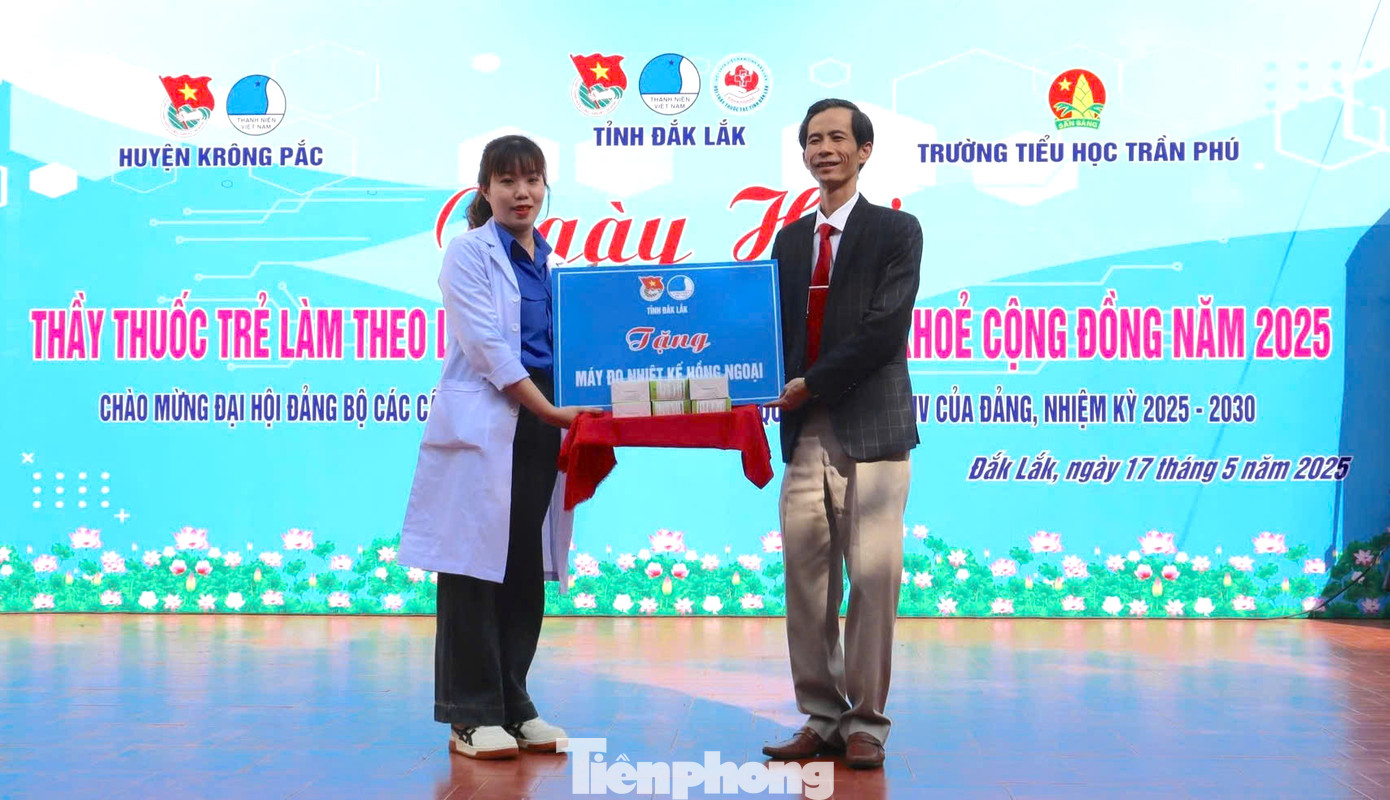 Hội Thầy thuốc trẻ tỉnh trao 1 thùng nhiệt kế tặng Chi hội Thầy thuốc trẻ huyện Krông Pắc