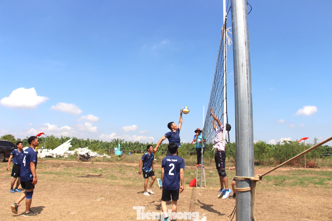 Các đoàn viên, công nhân, lao động tham gia giao lưu thể thao