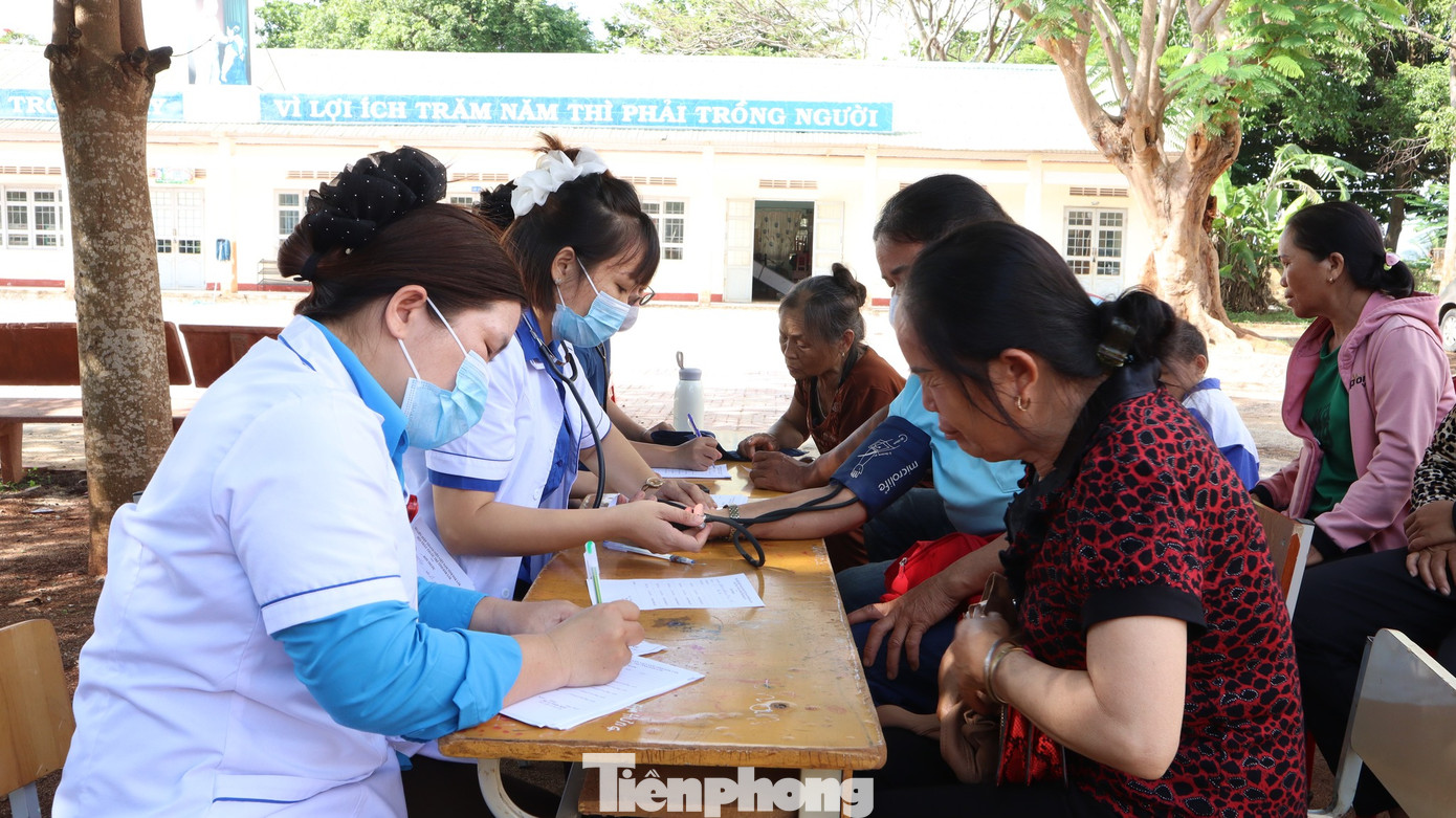 Các y, bác sĩ thăm khám, tư vấn cho người dân