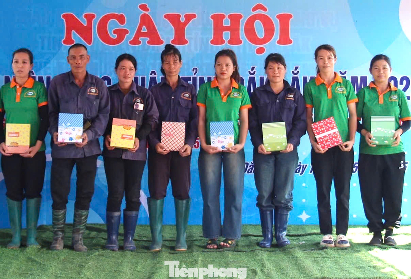 Ban tổ chức trao các suất quà tặng gia đình đoàn viên công đoàn có hoàn cảnh khó khăn.
