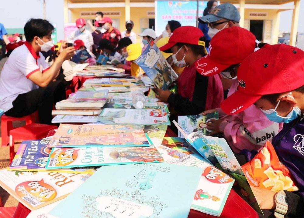 Học sinh ở các buôn làng thích thú với những cuốn sách từ xe thư viện lưu động