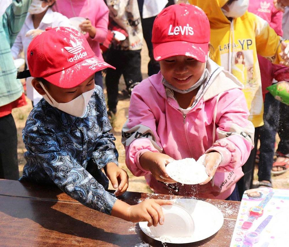 Học sinh vùng được trải nghiệm nhiều trò chơi bổ ích từ xe thư viện lưu động