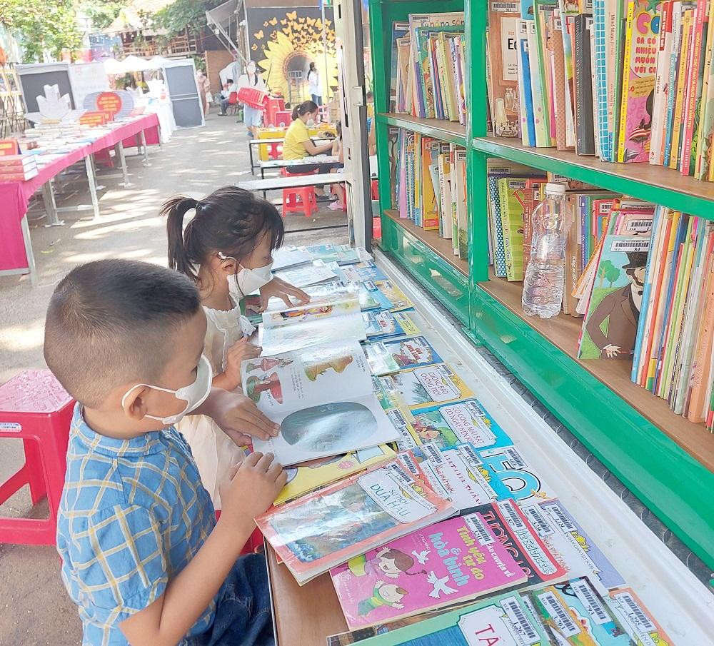 Các em thiếu nhi đọc sách tại xe thư viện lưu động