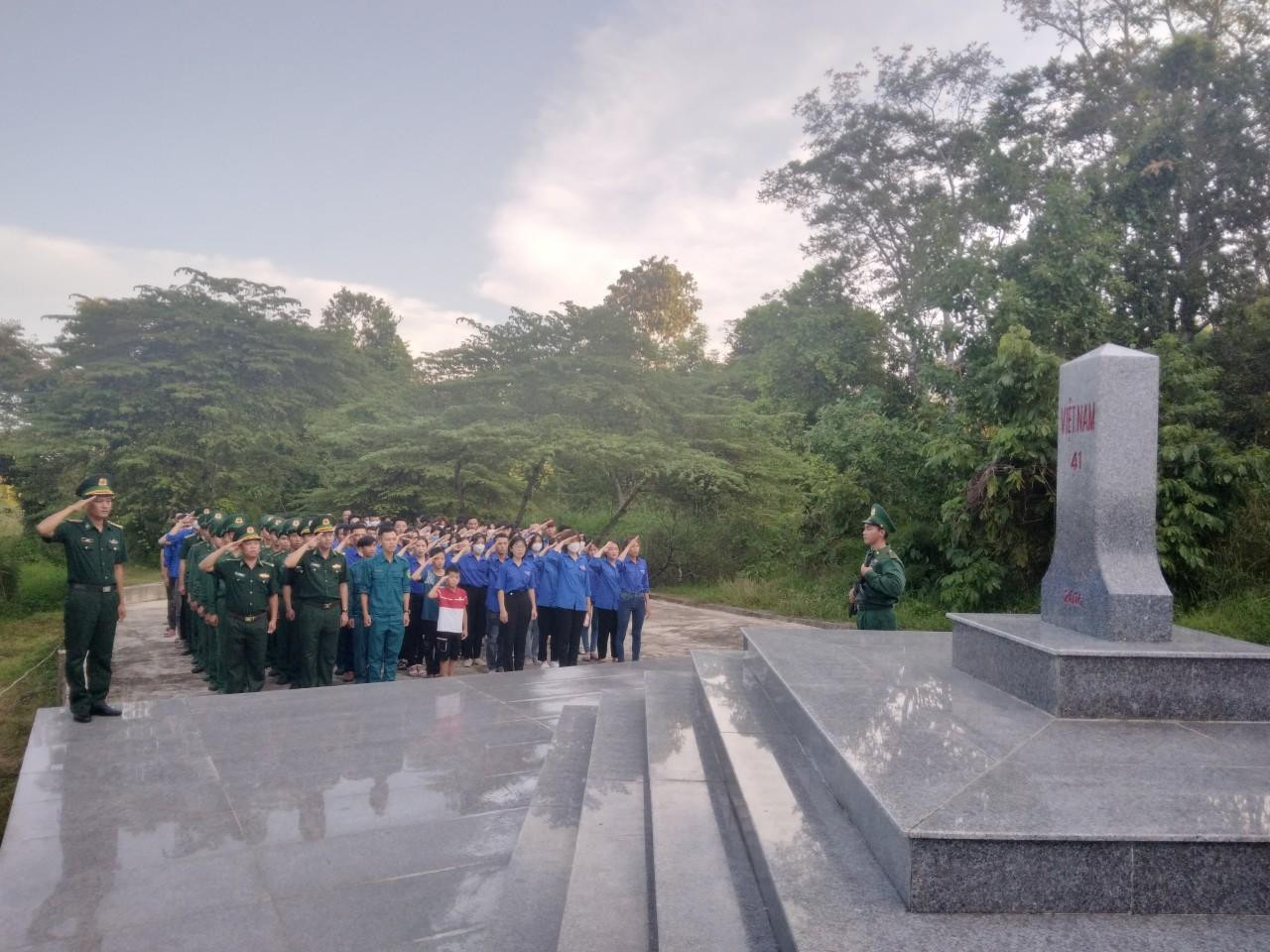 Đoàn thanh niên các Đồn Biên phòng Ea H’leo và Đồn Biên phòng Ia Rvê phối hợp với Đoàn xã Ia Lốp, xã Ia Rvê, Hội Cựu chiến binh tổ chức chào cờ, giới thiệu lịch sử cột mốc 41, tiếp giáp giữa tỉnh Đắk Lắk và tỉnh Mondulkiri (Cam-pu-chia).