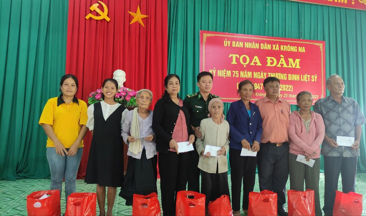 Tuổi trẻ Bộ đội Biên phòng Đắk Lắk tiếp nối và phát huy truyền thống đạo lý “Uống nước nhớ nguồn”, “Ăn quả nhớ người trồng cây” của dân tộc và thể hiện tấm lòng tri ân sâu sắc đối với các anh hùng liệt sĩ đã anh dũng hy sinh vì độc lập tự do của Tổ quốc.