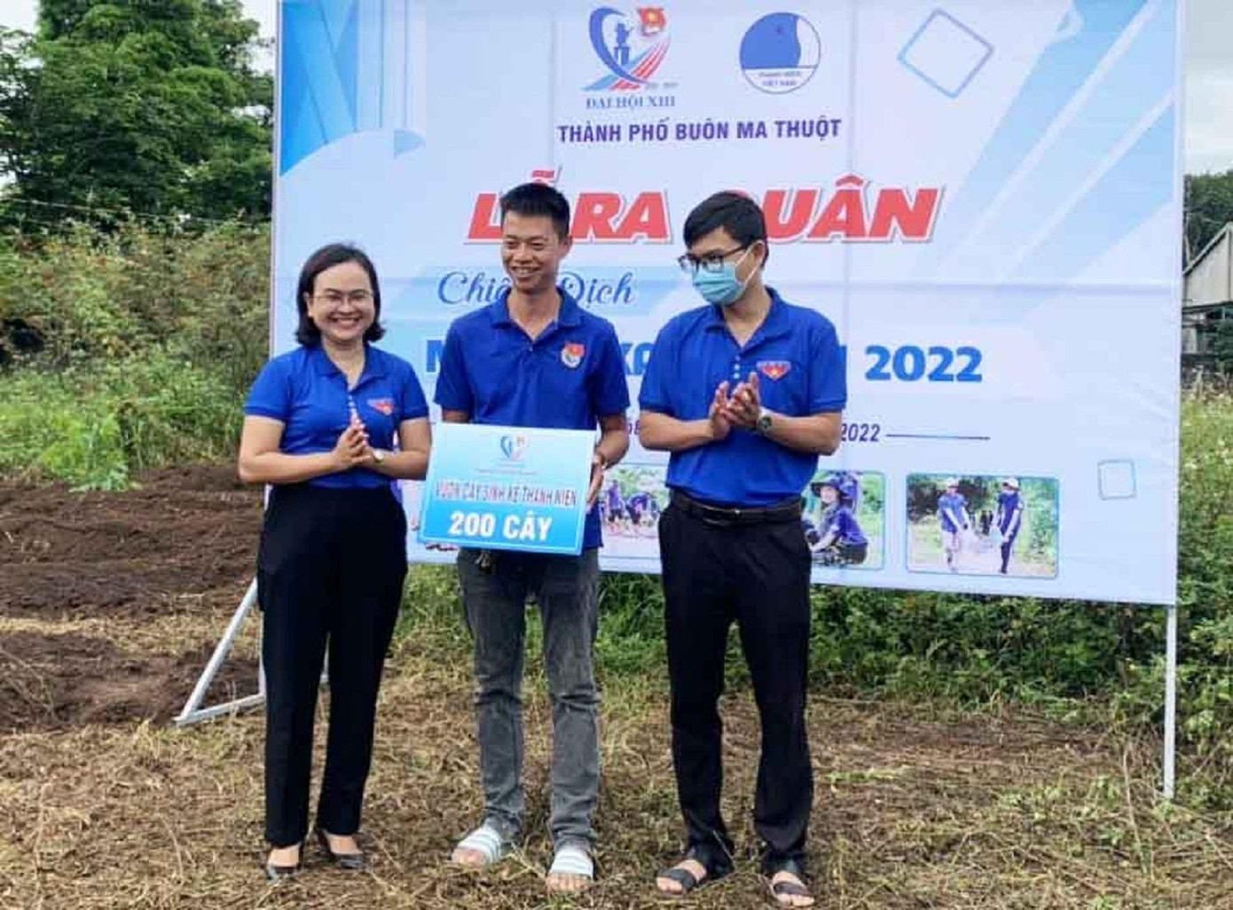 Trao tặng vườn cây sinh kế cho thanh niên Trao tặng vườn cây sinh kế cho thanh niên