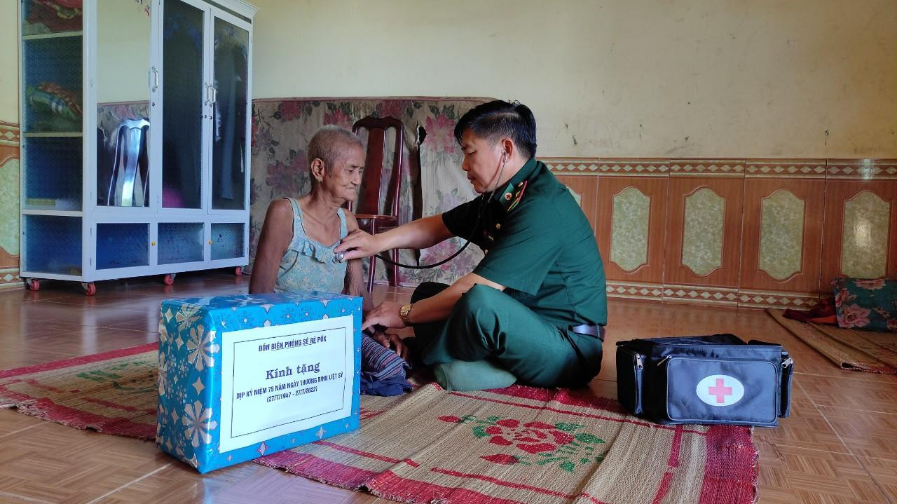 Tuổi trẻ Bộ đội Biên phòng Đắk Lắk thăm khám sức khoẻ, tặng quà đối tượng chính sách trên địa bàn các xã biên giới.
