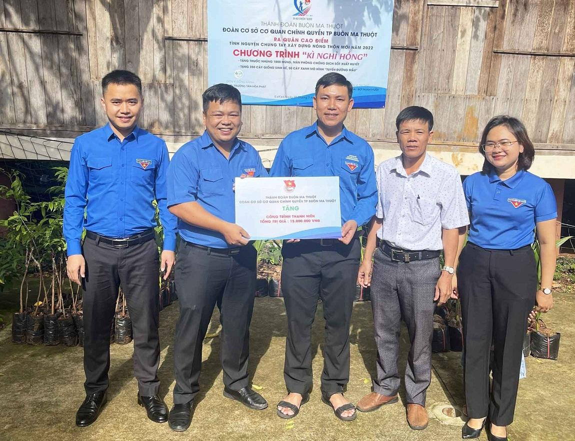 Trao tặng công trình thanh niên cho đoàn xã Ea Kao, thành phố Buôn Ma Thuột Trao tặng công trình thanh niên cho đoàn xã Ea Kao, thành phố Buôn Ma Thuột