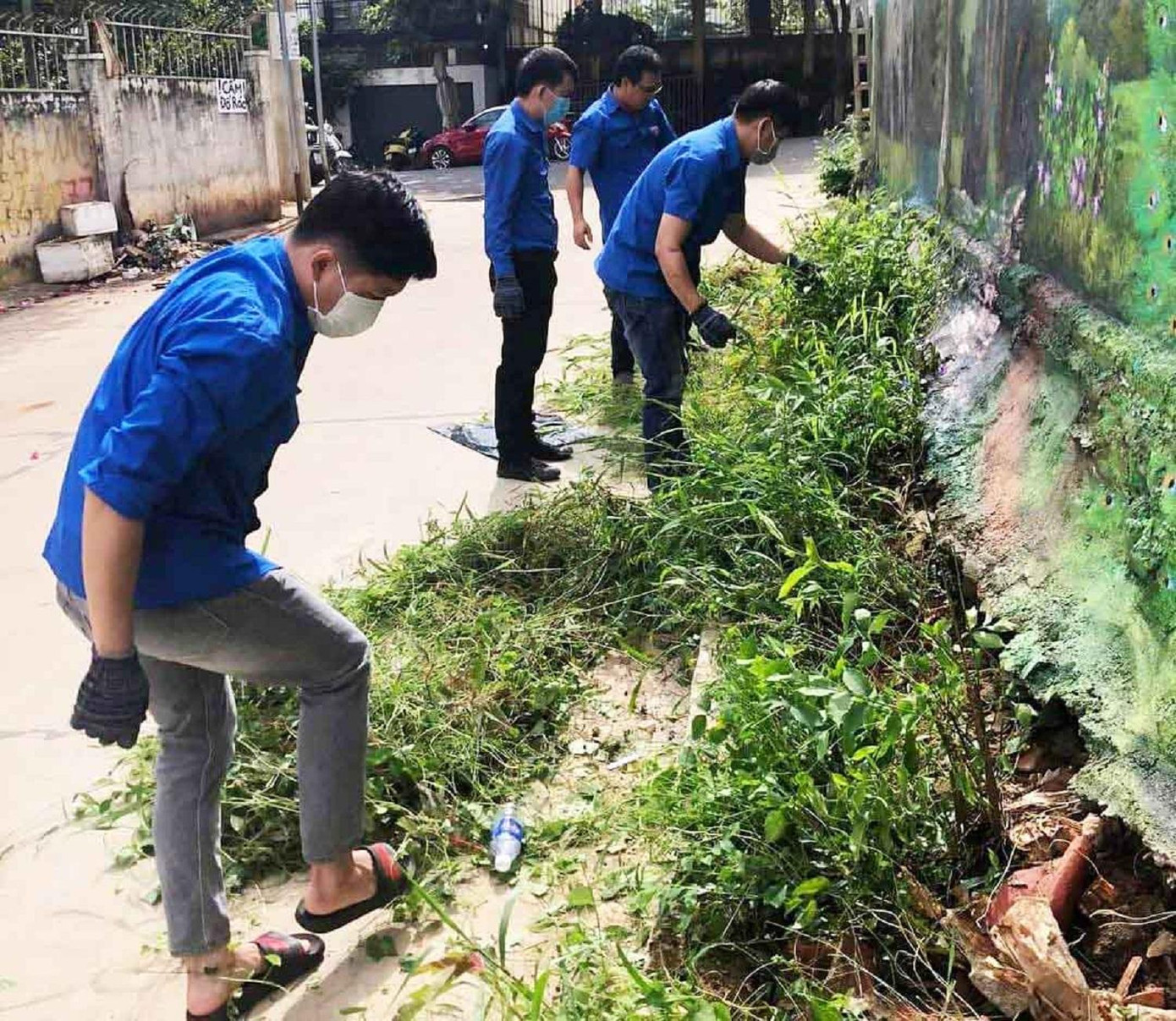 Đoàn viên thanh niên dọn vệ sinh các tuyến đường Đoàn viên thanh niên dọn vệ sinh các tuyến đường