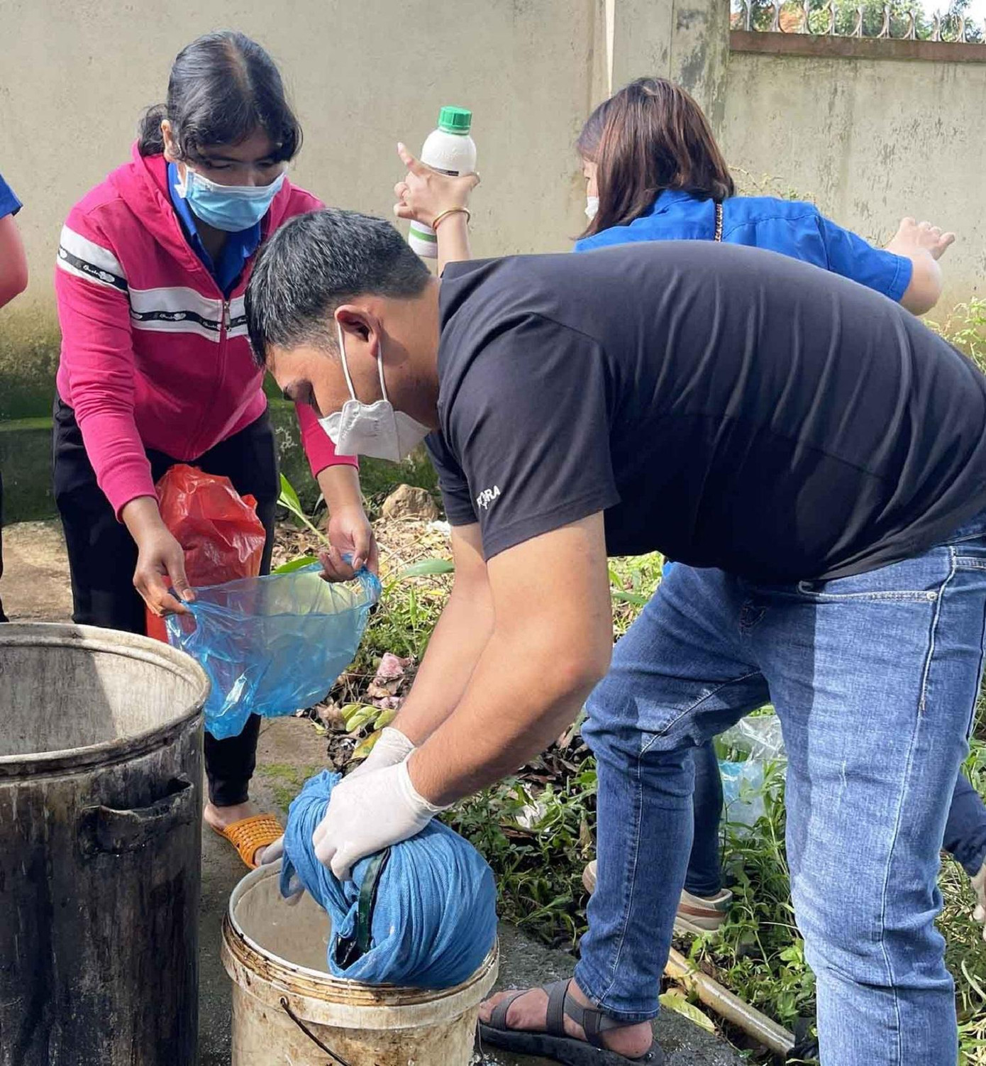 Đoàn giúp bà con tẩm mùng mền, phòng chống sốt xuất huyết Đoàn giúp bà con tẩm mùng mền, phòng chống sốt xuất huyết