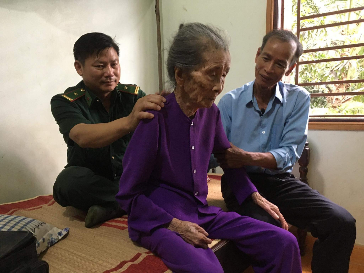 Đây cũng là dịp để tri ân những đóng góp to lớn của các mẹ Việt Nam Anh hùng cho sự nghiệp cách mạng của dân tộc. Những năm qua, BĐBP tỉnh Đắk Lắk đã thực hiện tốt các chế độ, chính sách của Đảng, Nhà nước, chăm lo đời sống các mẹ bằng nhiều việc làm cụ thể như: hỗ trợ kinh phí sửa chữa, xây mới nhà tình nghĩa; nhận phụng dưỡng mẹ suốt đời.... Đơn cử, Quân y Đồn Biên phòng Cửa khẩu Đắk Ruê chăm sóc sức khoẻ cho mẹ Việt Nam Anh hùng Dương Thị Liễu, xã Ea Bung, huyện Ea Súp.