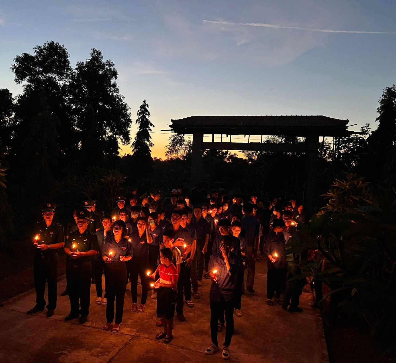 Các chiến sĩ và các đoàn viên thanh niên dâng hương, hoa, thắp nến tưởng niệm các liệt sĩ. Đồng thời quét dọn vệ sinh, làm sạch đẹp khuôn viên Nhà bia ghi danh các liệt sĩ khu vực Đồn Biên phòng Ea H'Leo.