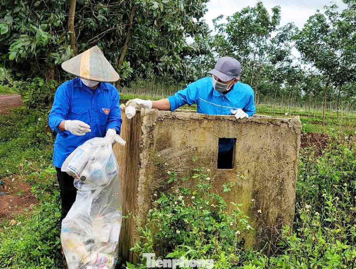 Đoàn thanh niên phối hợp với ban tự quản thôn, buôn, tổ dân phố tổ chức tuyên truyền, vận động người dân tự giác thu gom các loại vỏ thuốc BVTV sau sử dụng bỏ vào bể thu gom để giữ gìn vệ sinh môi trường.