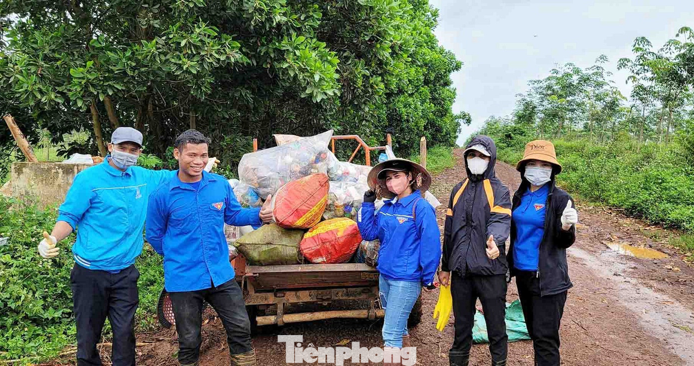 Mới đây, các cấp bộ Đoàn trên địa bàn tỉnh đồng loạt ra quân ngày chủ nhật xanh lần thứ IV năm 2023 với nhiều hoạt động ý nghĩa, thiết thực. Các đội hình ra quân dọn dẹp vệ sinh môi trường, xử lý rác thải; thu gom chai lọ, bảo vệ thực vật đã qua sử dụng, trồng mới và chăm sóc cây xanh…