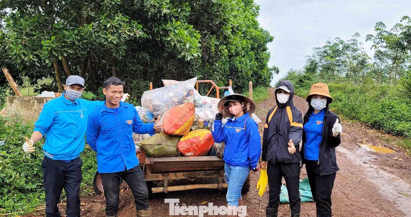 Mới đây, các cấp bộ Đoàn trên địa bàn tỉnh đồng loạt ra quân ngày chủ nhật xanh lần thứ IV năm 2023 với nhiều hoạt động ý nghĩa, thiết thực. Các đội hình ra quân dọn dẹp vệ sinh môi trường, xử lý rác thải; thu gom chai lọ, bảo vệ thực vật đã qua sử dụng, trồng mới và chăm sóc cây xanh…