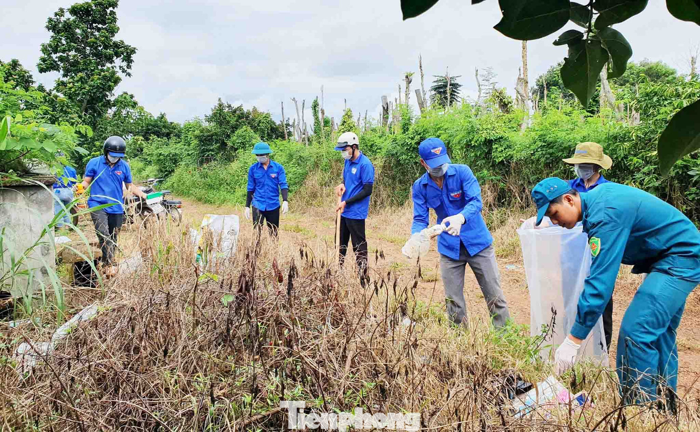 Tình trạng chai lọ thuốc trừ sâu, bao bì thuốc BVTV sau khi sử dụng được nhiều hộ dân đem đi đốt hoặc vứt thẳng xuống bờ ruộng, rẫy cà phê… gây ô nhiễm môi trường, ảnh hưởng sức khỏe con người.