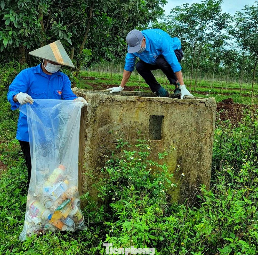 Từ khi mô hình bể thu gom rác thải vật tư nông nghiệp được xây dựng, tạo thói quen cho nông dân không vứt chai lọ, vỏ thuốc BVTV bừa bãi ở nơi sản xuất.