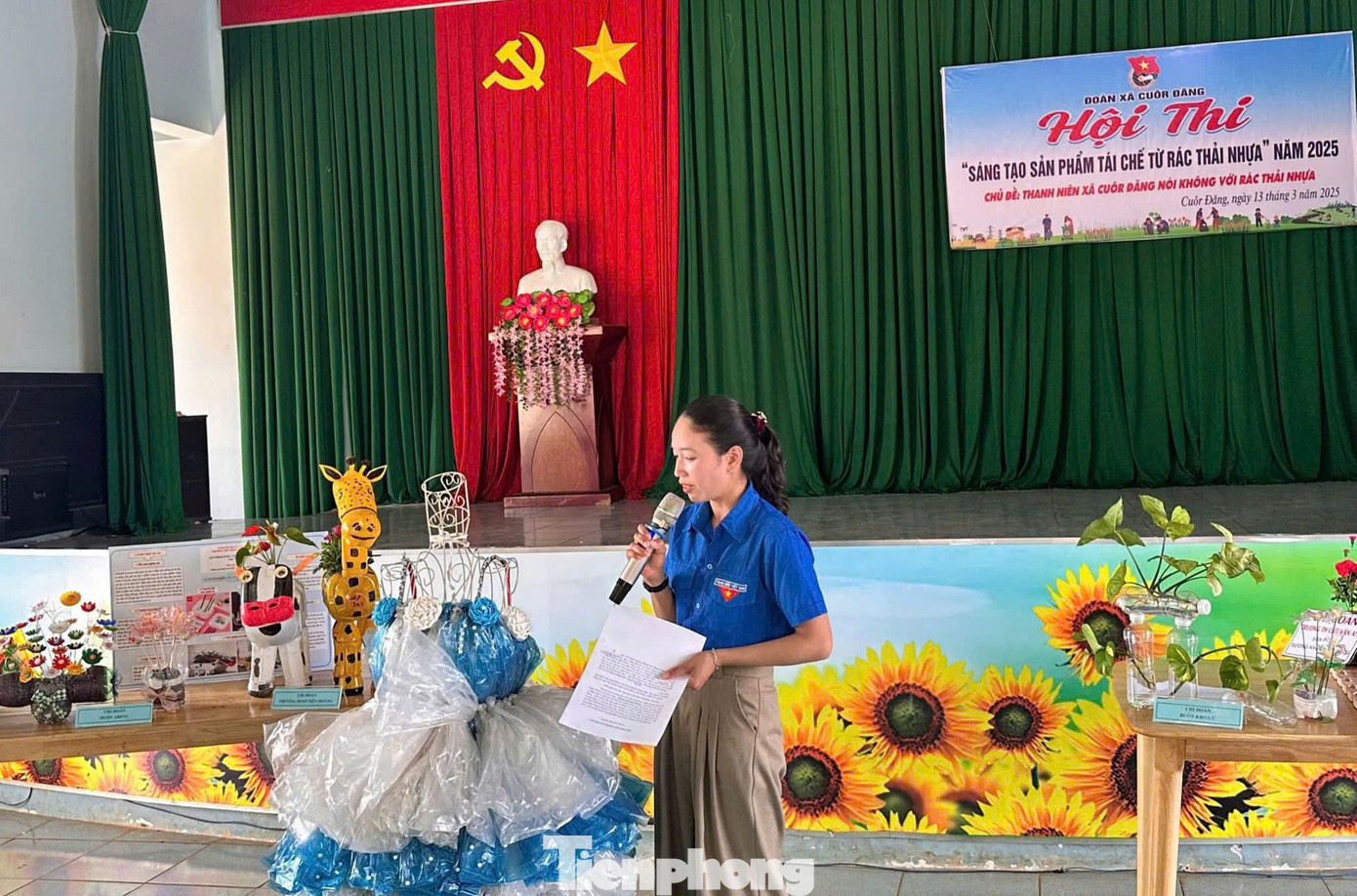 Các đội thuyết trình về ý tưởng, cách làm, ý nghĩa cũng như thông điệp truyền tải từ các sản phẩm mình thực hiện. Bằng sự sáng tạo các đội đã mang đến hội thi nhiều sản phẩm được thiết kế đa dạng, phong phú...