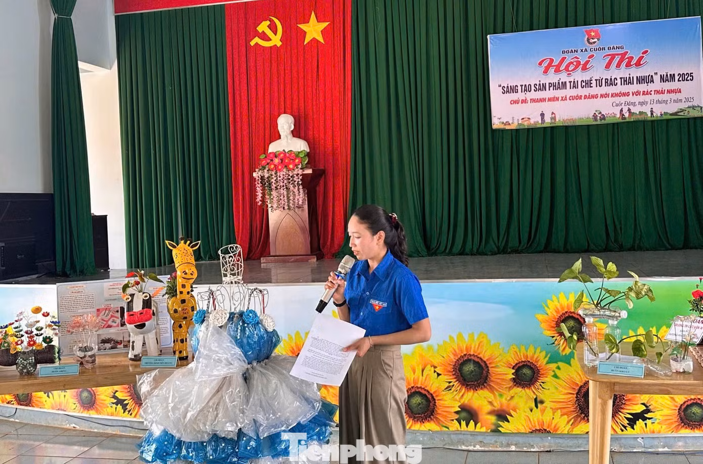 Các đội thuyết trình về ý tưởng, cách làm, ý nghĩa cũng như thông điệp truyền tải từ các sản phẩm mình thực hiện. Bằng sự sáng tạo các đội đã mang đến hội thi nhiều sản phẩm được thiết kế đa dạng, phong phú...