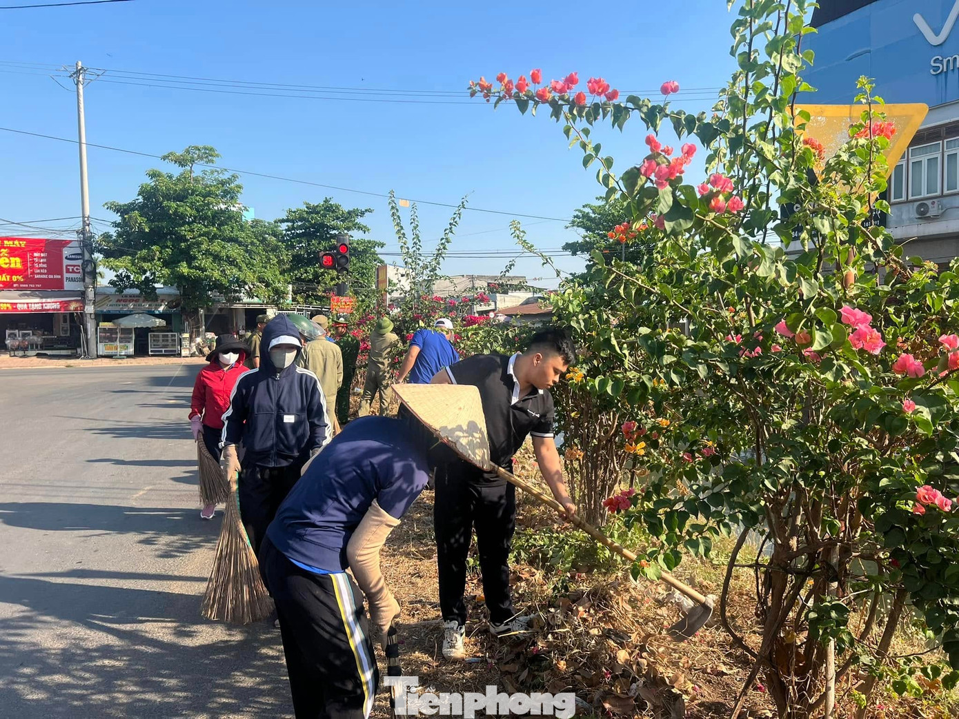 Đoàn vận động, tuyên truyền cho đoàn viên, thanh niên và nhân dân cùng nhau chung tay bảo vệ môi trường xanh-sạch-đẹp. Hoạt động này không chỉ góp phần xây dựng đô thị văn minh mà còn thể hiện tinh thần xung kích của tuổi trẻ.