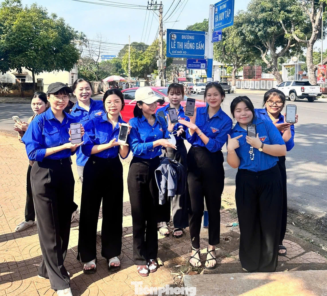 Bên cạnh đó, đoàn thanh niên còn tổ chức lớp tập huấn; triển khai mô hình quét mã QR hiểu ngay tuyến phố, vận động người dân, tiểu thương sử dụng mã QR trong thanh toán các giao dịch tại chợ; tuyên truyền nộp hồ sơ trực tuyến trên hệ thống thông tin giải quyết thủ tục hành chính tỉnh Đắk Lắk.