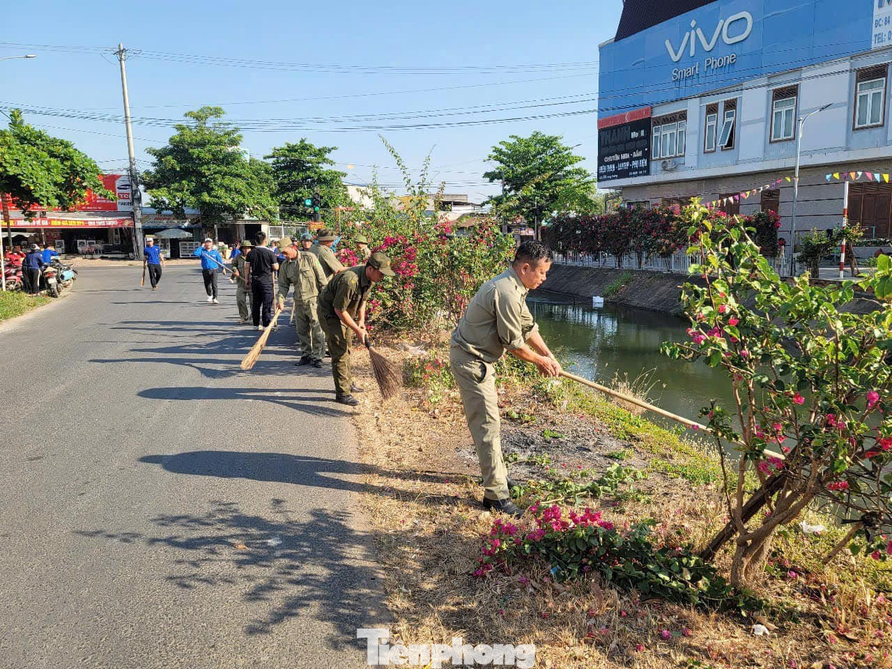 Đoàn cơ sở huyện Ea Súp tổ chức ra quân Ngày cao điểm "Tình nguyện xây dựng đô thị văn minh". Các đơn vị cắt tỉa cành, dọn dẹp vệ sinh môi trường khu vực đường hoa thanh niên.