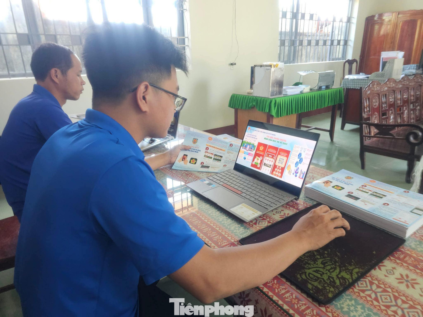 Đoàn viên thanh niên hướng dẫn người dân cài đặt, đăng ký tài khoản, sử dụng các ứng dụng thanh toán điện tử; hướng dẫn, tiếp công dân đến giải quyết hồ sơ; xử lý, giải quyết các văn bản, thủ tục hành chính còn tồn đọng; tư vấn về các thủ tục hành chính theo các lĩnh vực...