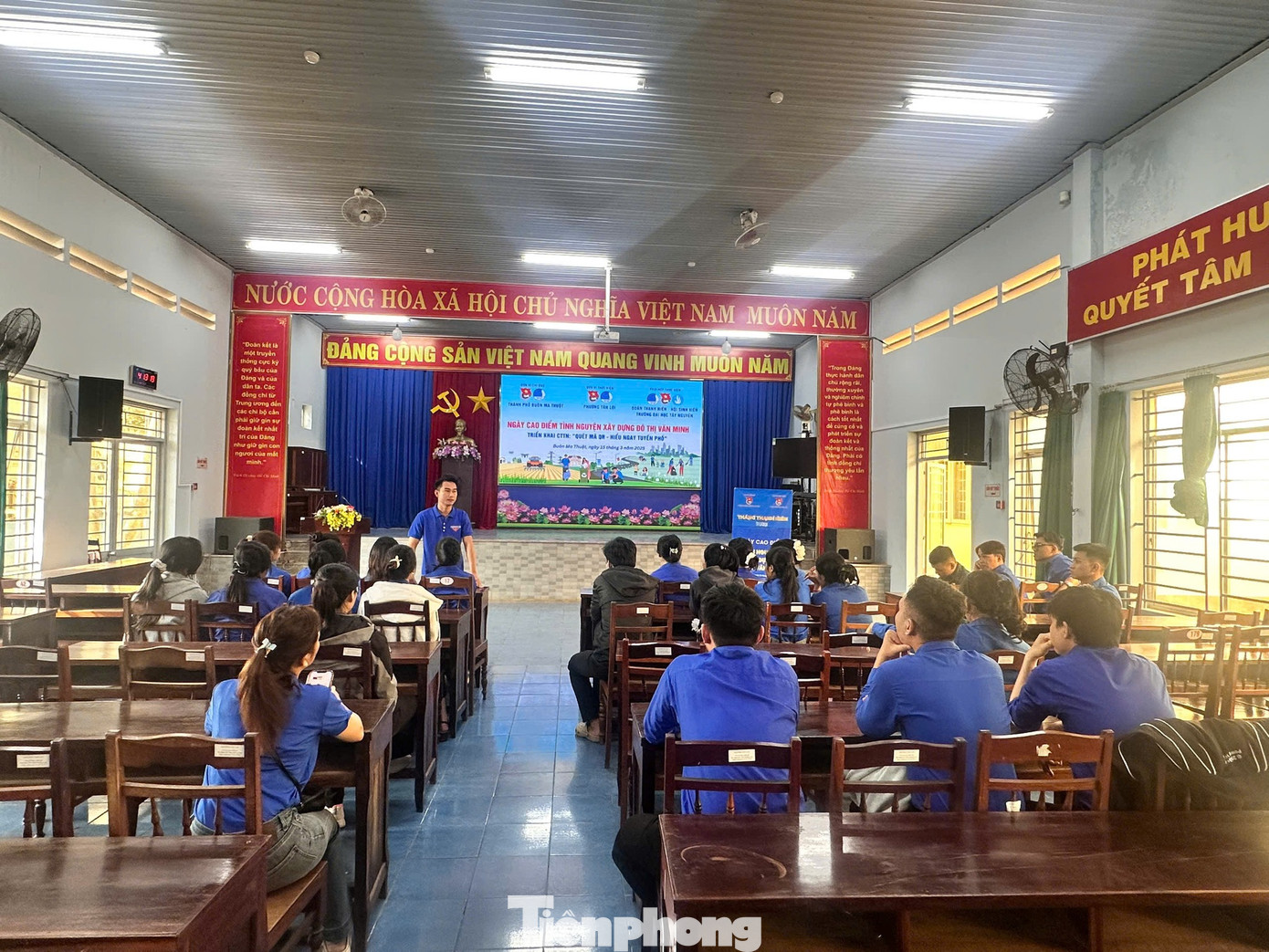 Các đơn vị thành lập 8 đội hình thanh niên xung kích “Bình dân học vụ số” với hơn 80 thành viên. Thành viên các đội hình đã được tập huấn về các nội dung, kỹ năng triển khai hoạt động, hướng dẫn hỗ trợ người dân tiếp cận với công nghệ, phát triển kỹ năng số và ứng dụng vào công việc, học tập...